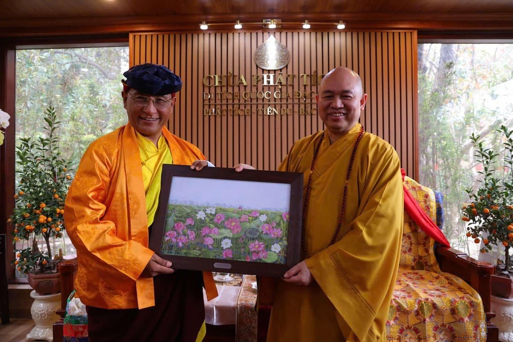 His Holiness the Gyalwang Drukpa receives a print of the Lotus Pure Land painting from Venerable Thich Duc Thien. Photo: Organizing Committee